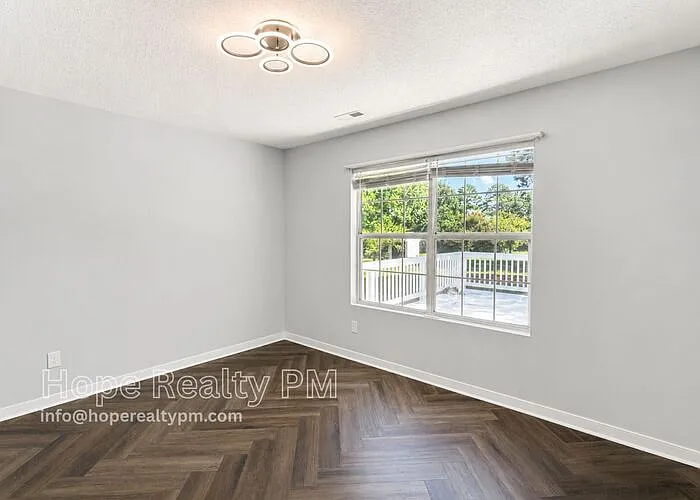 4 bed, 2.5 bath, 1900 sqft, $3,000 — Photo 3