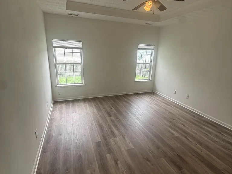 705 Waveland Ave — Photo 32