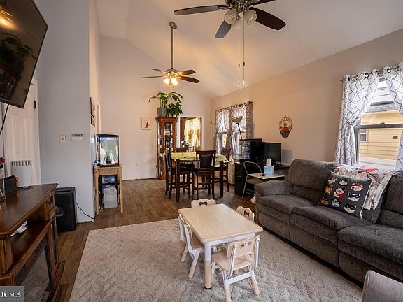 3rd image of 708 S Myrtle St