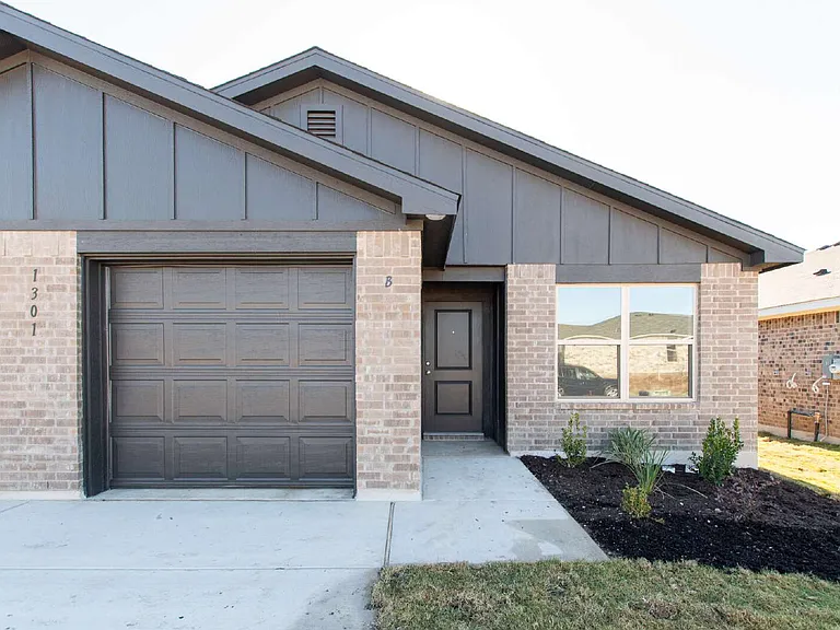 1301 Concord Dr — Photo 2