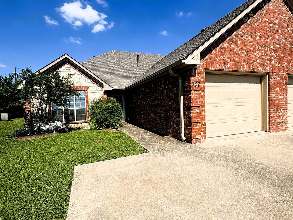 307 Sunset - Attached Garage and Extended Driveway