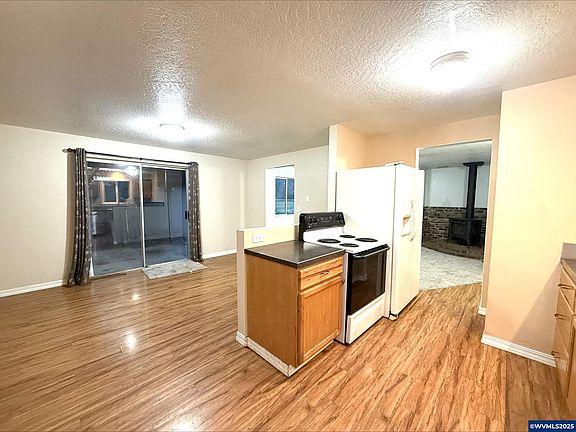 4th image of 454 NE Elm St