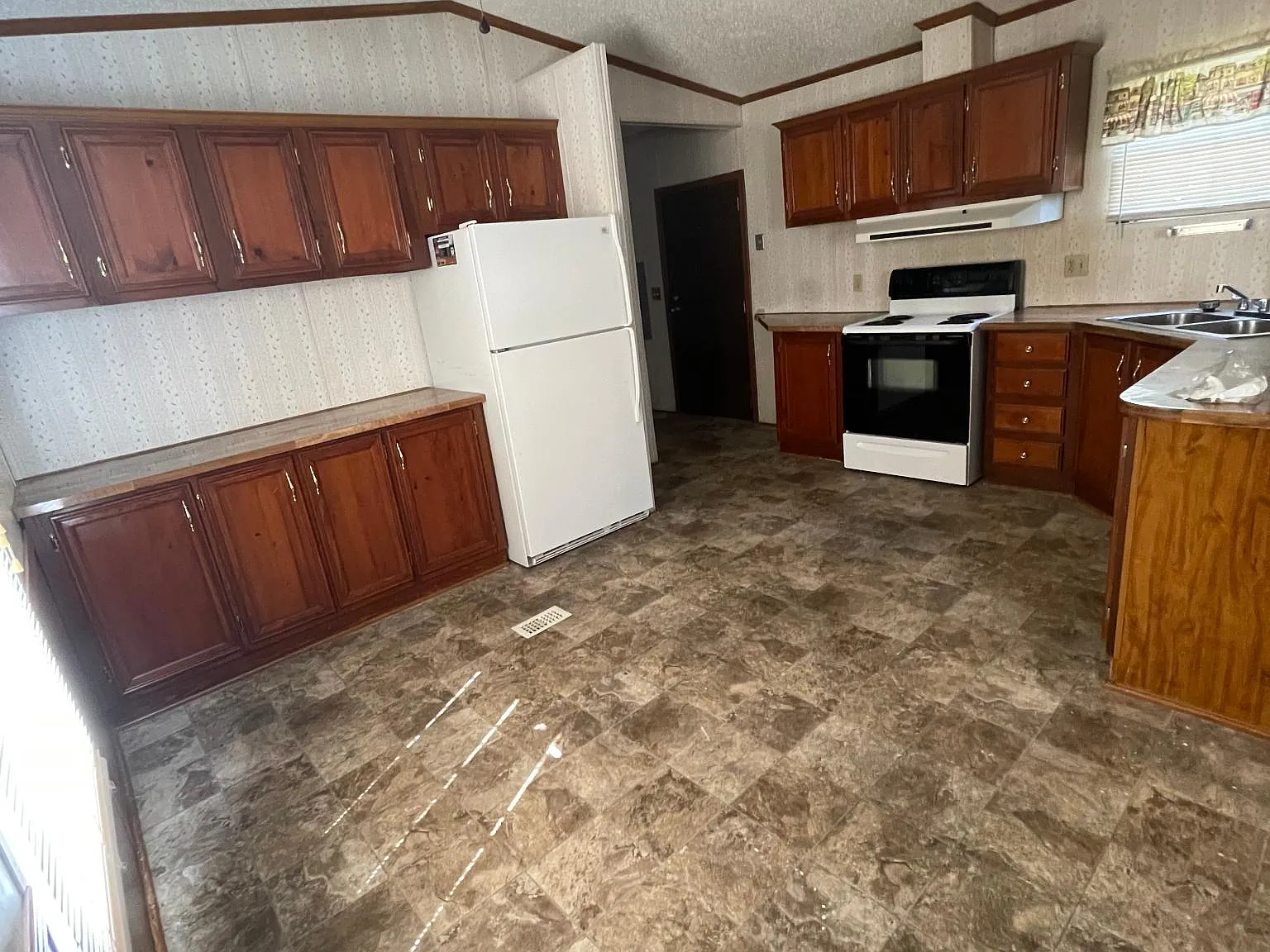 3 bed, $1,200 — Photo 4