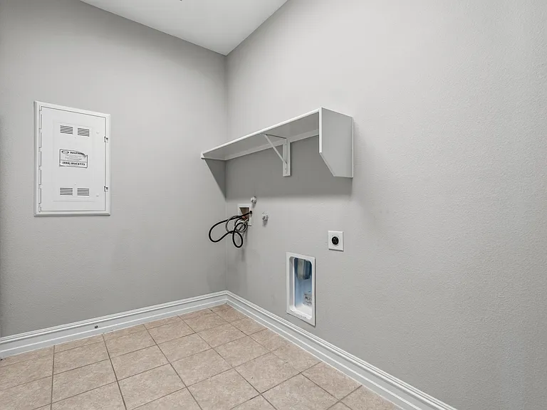 5901 Silverhollow Dr — Photo 17