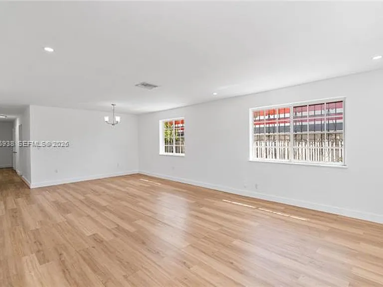 361 E 39th St #1 — Photo 5