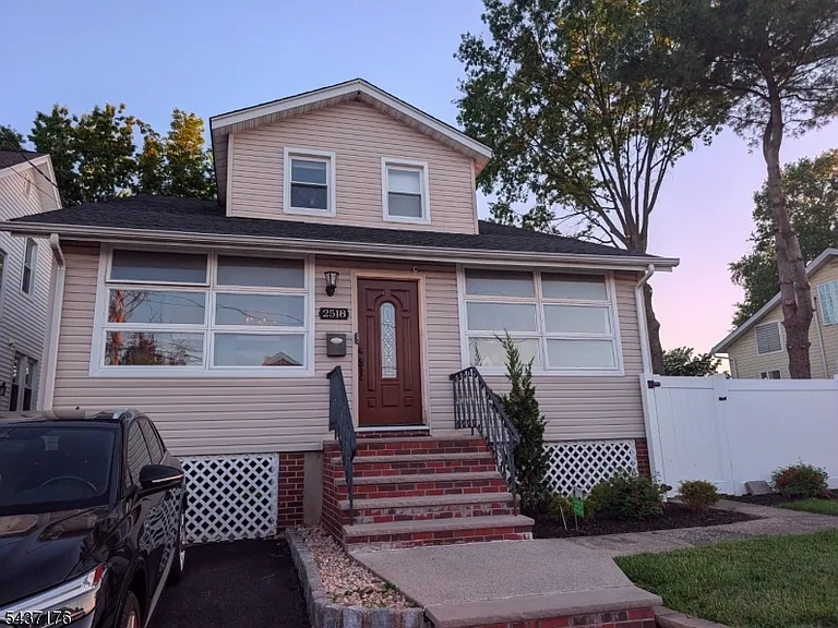 2518 Hawthorne Ave — Photo 1