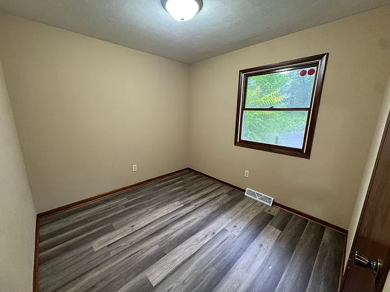 908 Asbury Ct — Photo 12