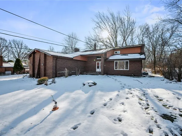 2715 W Pleasant Valley Rd, Parma, OH 44134