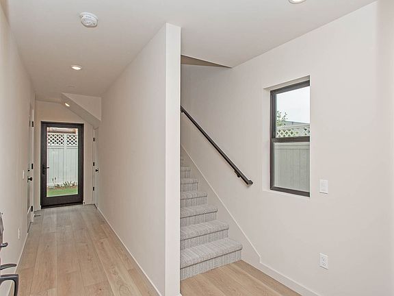 4th image of 318 Hemlock Ave