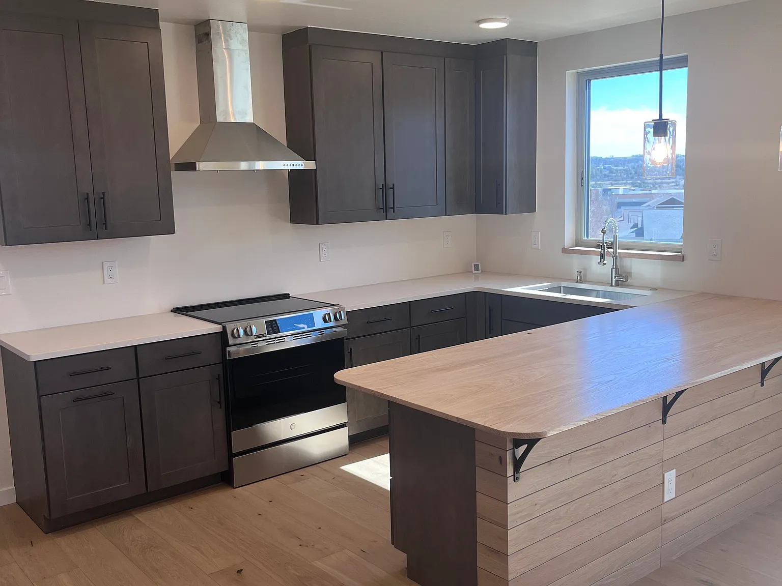 3 bed, 2.5 bath, 1831 sqft, $3,400 — Photo 2