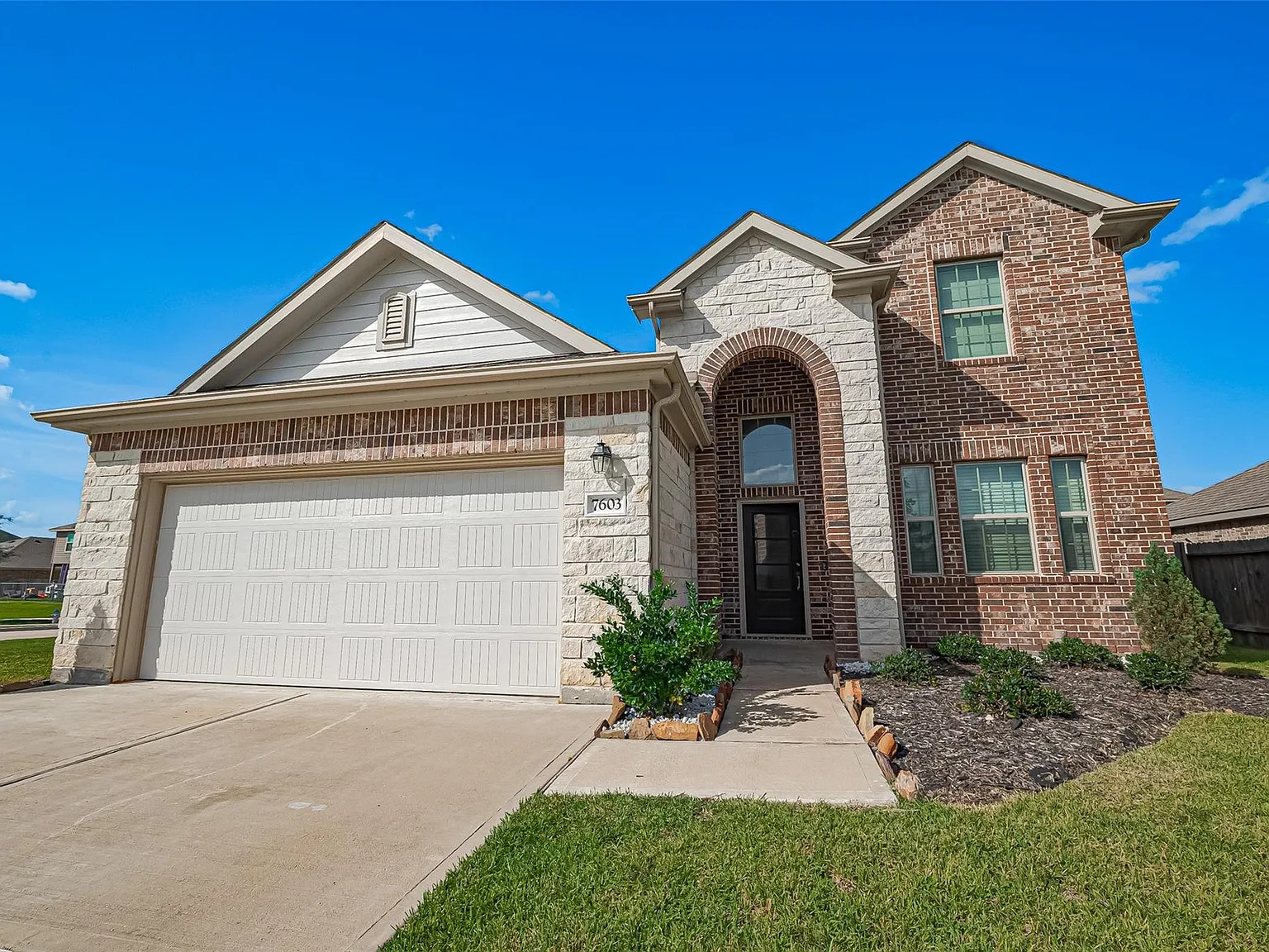 4 bed, 2.5 bath, 2294 sqft, $2,500 — Photo 2