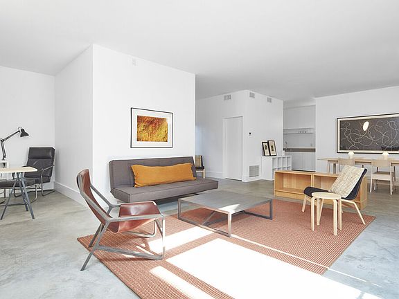 2nd image of 558 Rose Ave APT 1