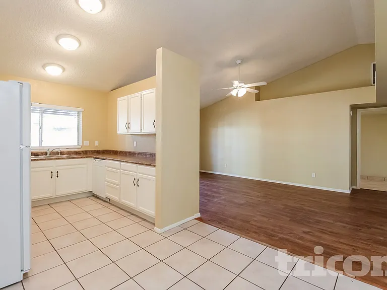 102 W Ivyglen St — Photo 6