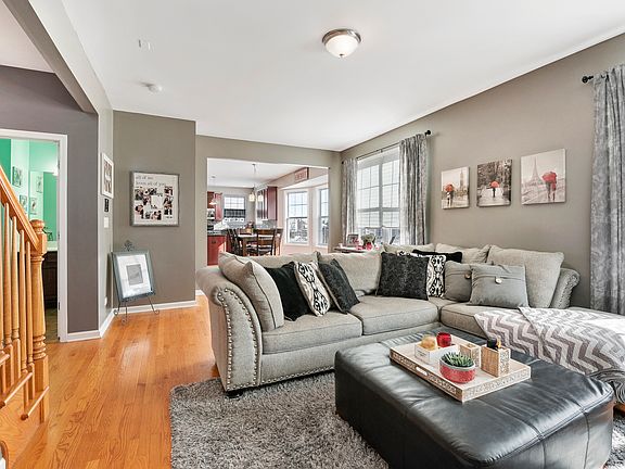 3rd image of 25261 Balmoral Dr