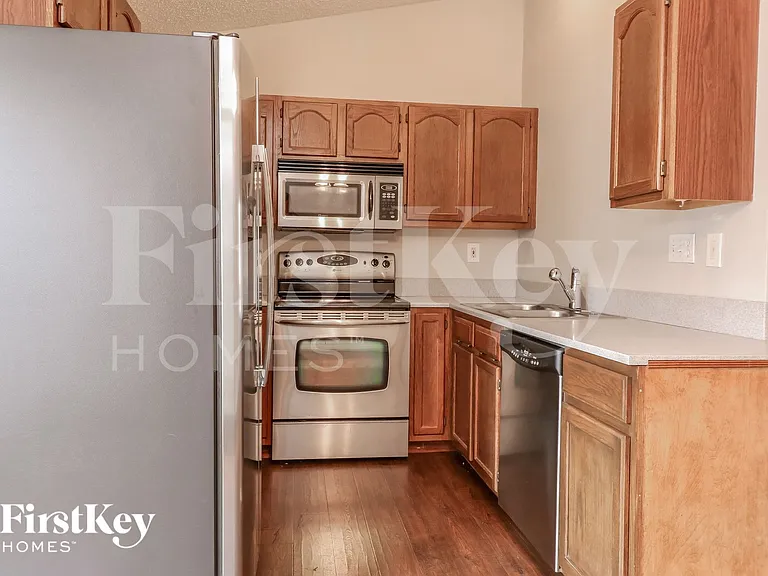 3114 Five Oaks Dr — Photo 6