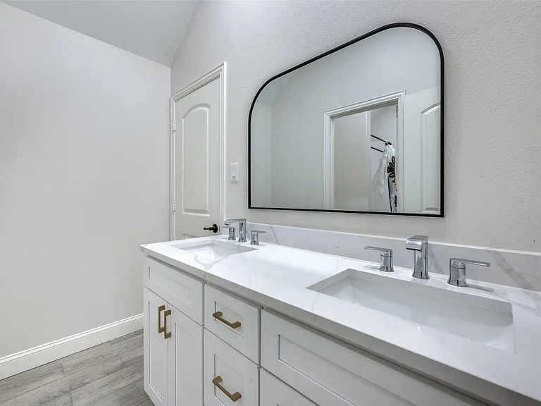 4068 Winsor Dr — Photo 17