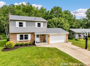 1038 N Hampton Dr NE, Grand Rapids, MI 49505
