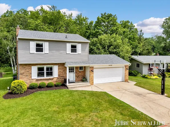 1038 N Hampton Dr NE, Grand Rapids, MI 49505