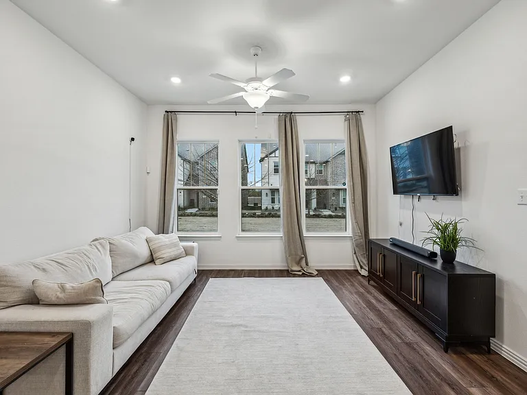 3325 Switch St — Photo 4