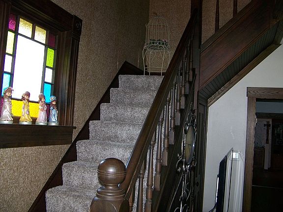 4th image of 102 E Columbia St