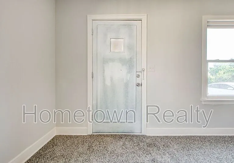 527 W Dill St — Photo 3