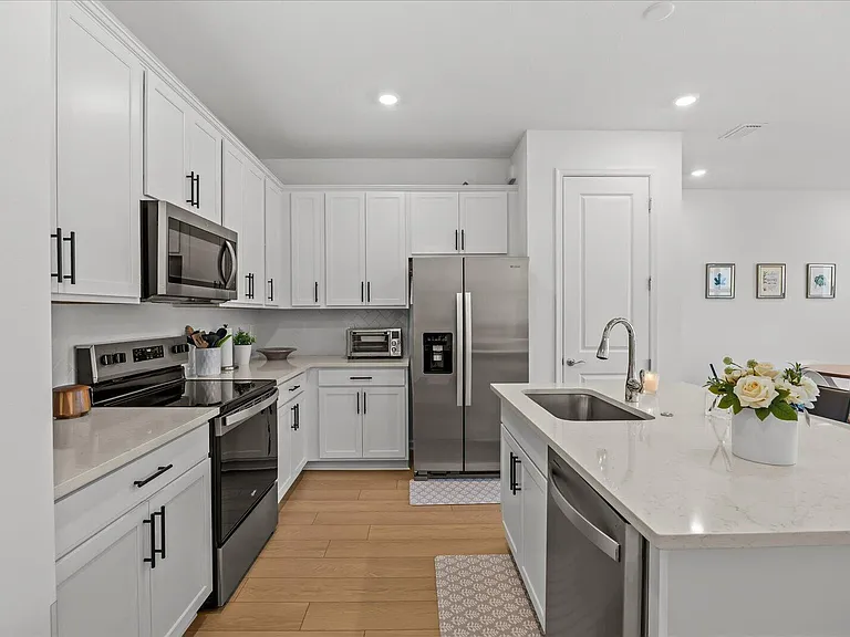 276 SW Sally Way — Photo 11