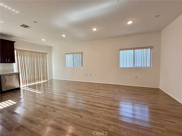 6624 Balboa Blvd #4 — Photo 11