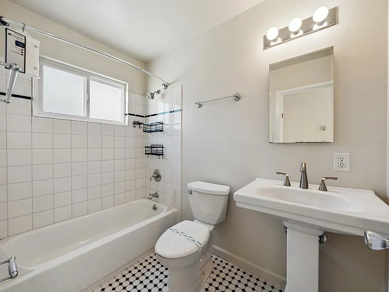 2p008 - Lake View East — Photo 11