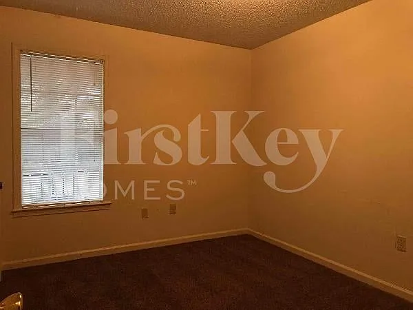 3 bed, 2.0 bath, 1470 sqft, $1,610 — Photo 2