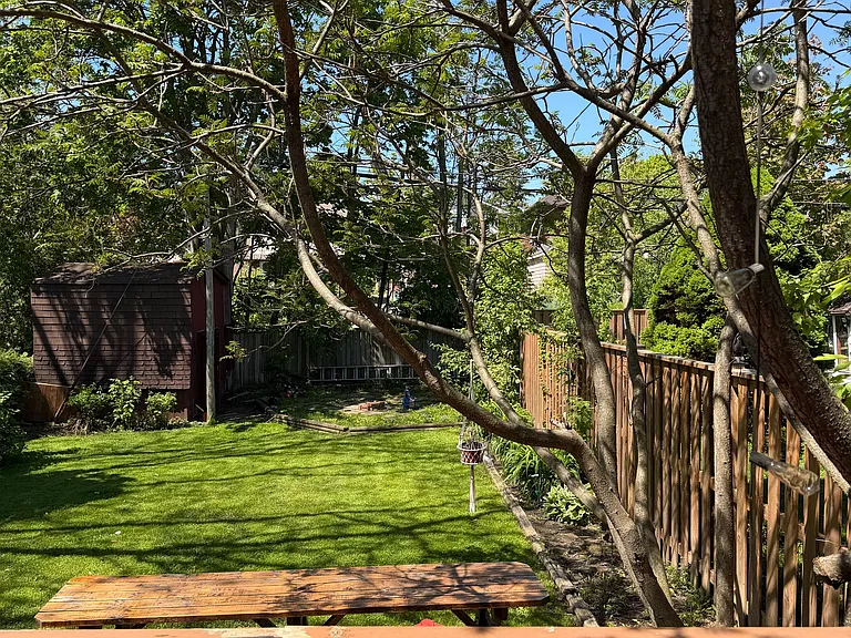 94 Roxborough Ave — Photo 32