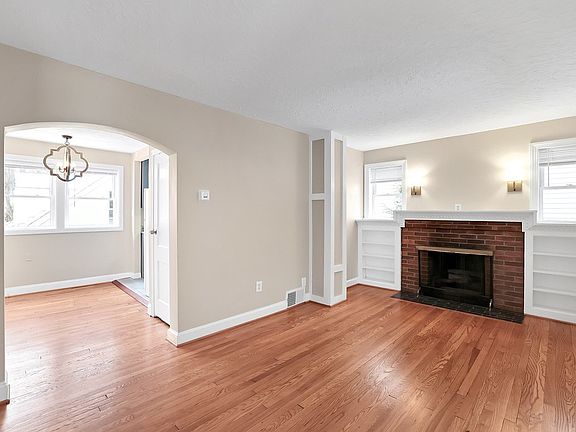 4th image of 608 N Abingdon St