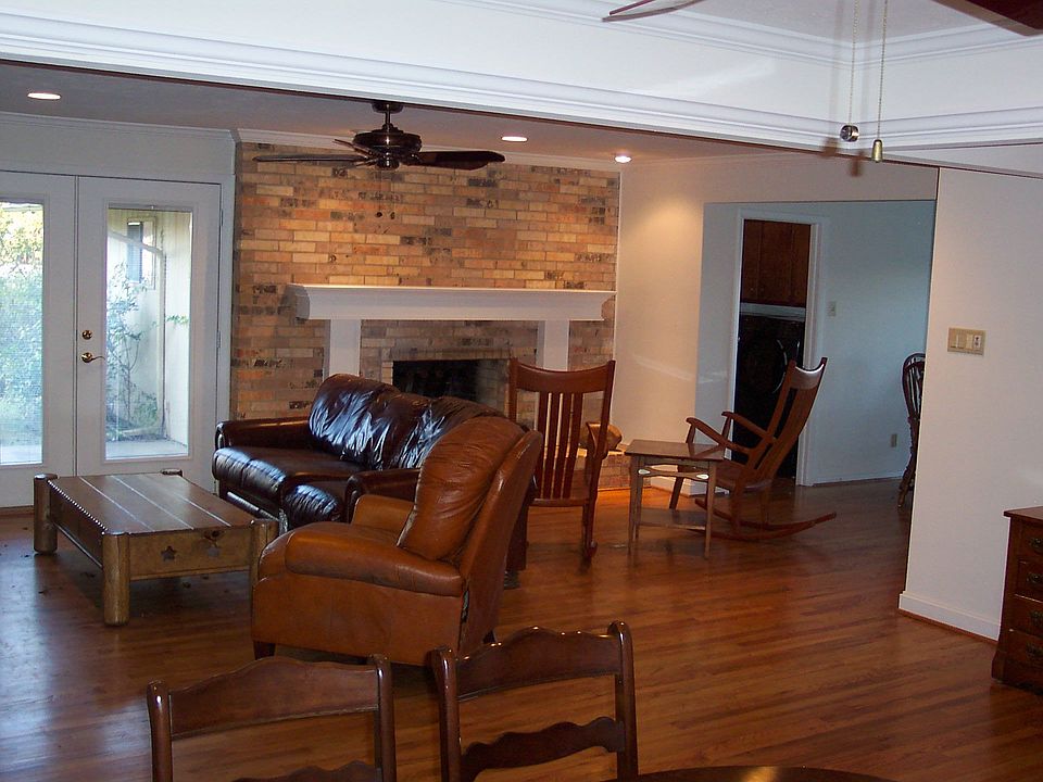 2nd image of 2918 Forest Hills Ln