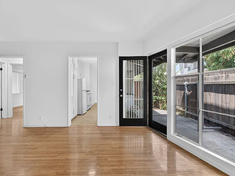 425 S Los Robles Ave — Photo 12