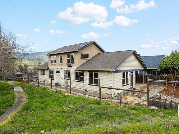 4th image of 986 Clear Creek Dr
