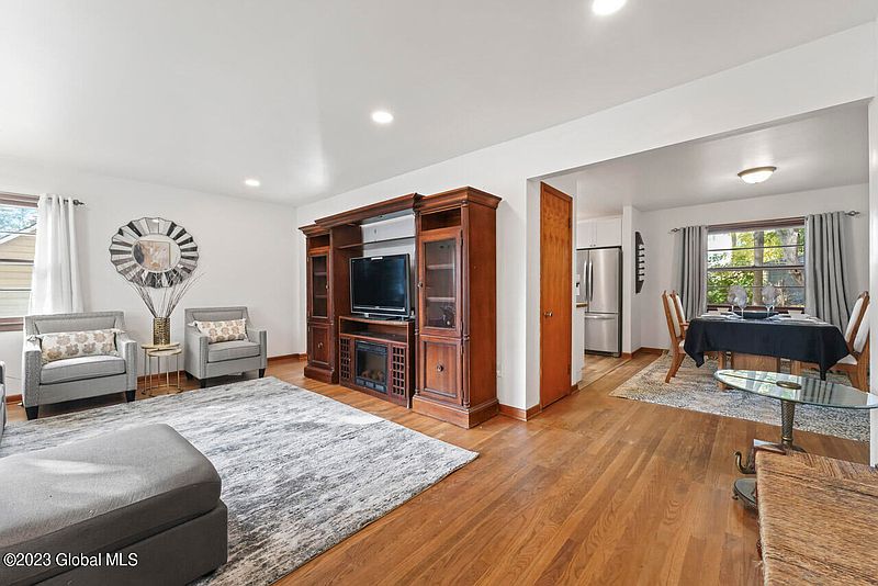 4th image of 31 Hillcrest Road