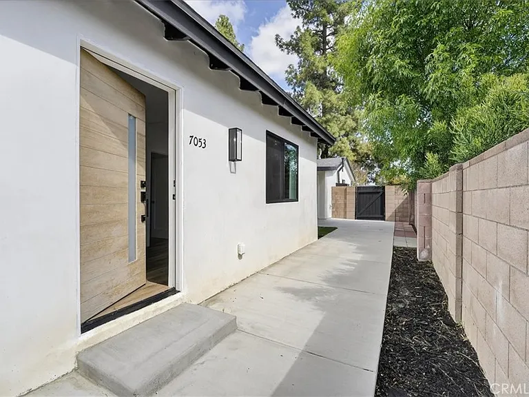 7053 Fallbrook Ave — Photo 15