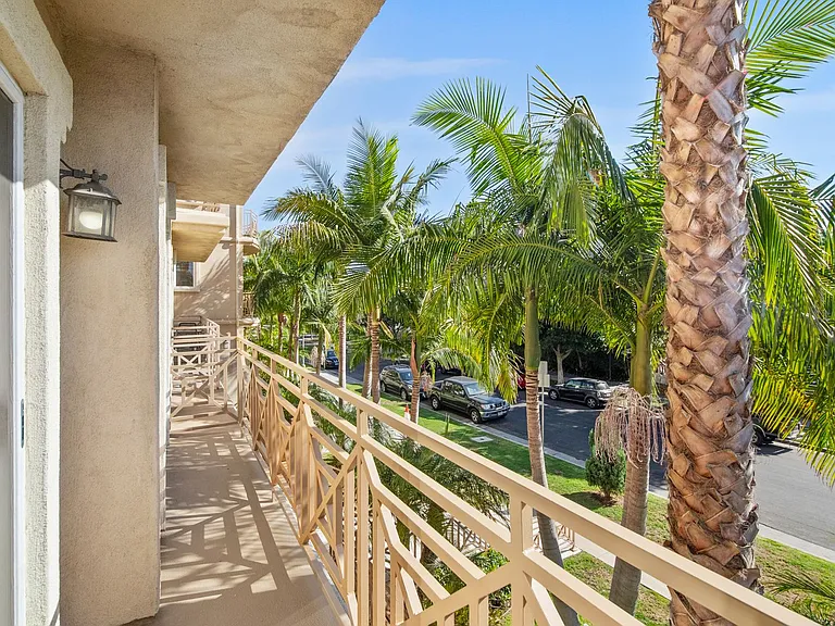 2300 Fox Hills Dr — Photo 23