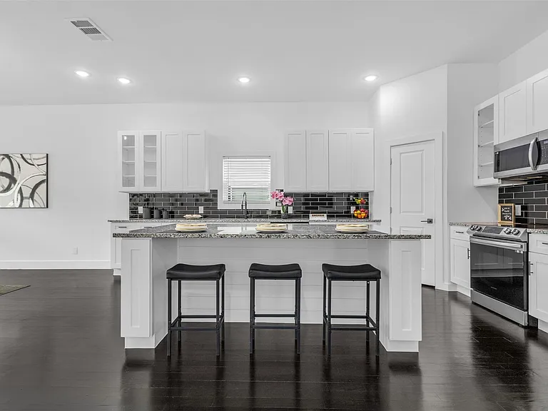 407 Dubois Ave — Photo 16