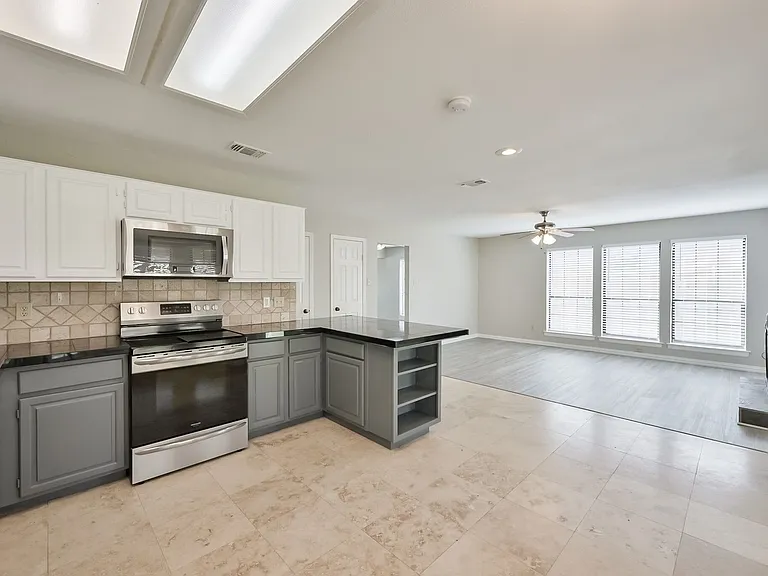 1521 Stratford Dr — Photo 12