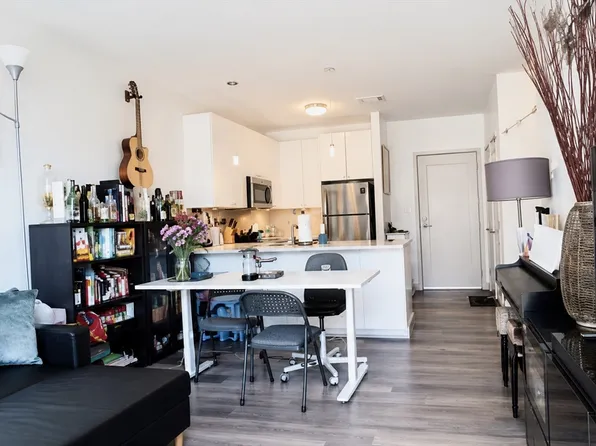 180 Telford St #206, Brighton, MA 02135