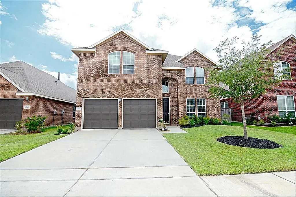 4 bed, 2.5 bath, 2559 sqft, $2,500 — Photo 1