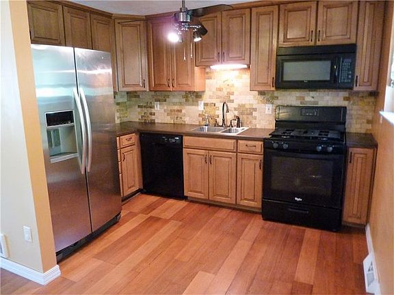 3rd image of 3526 Woodlake Dr