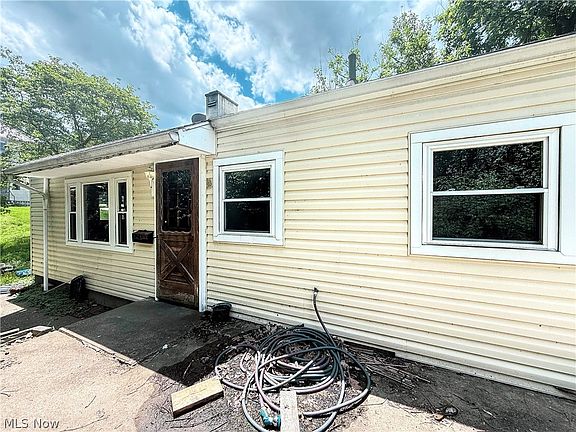 3rd image of 607 Cutler St