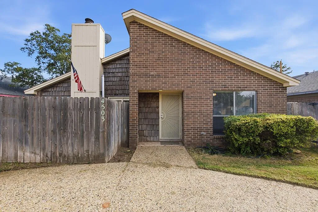 2 bed, 2.0 bath, 1454 sqft, $2,000 — Photo 2
