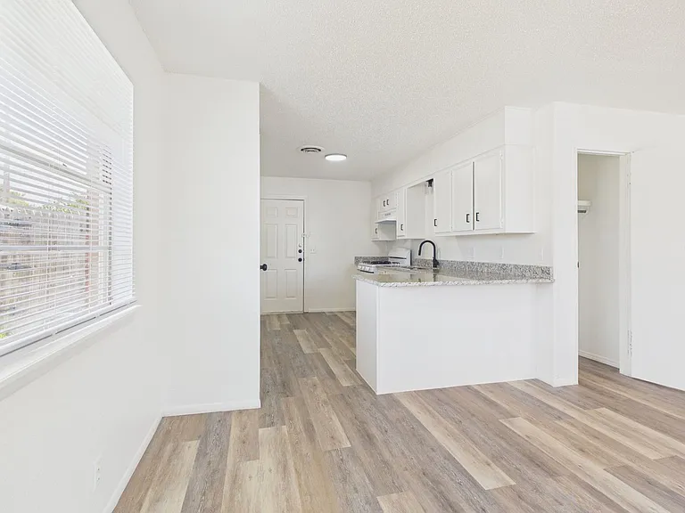 1927 Howard Dr — Photo 5