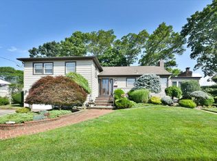 18 Robin Ter, Massapequa Park, NY 11762