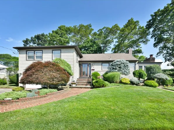 18 Robin Terrace, Massapequa Park, NY 11762
