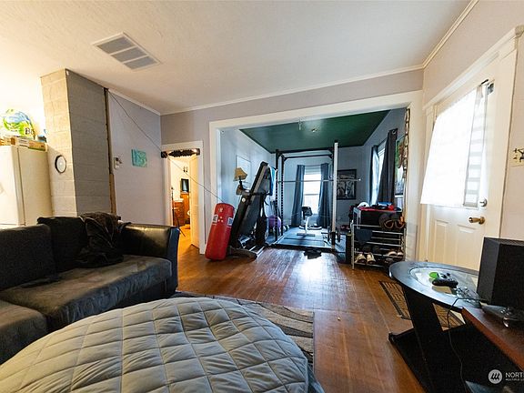 4th image of 138 McArthur Street S