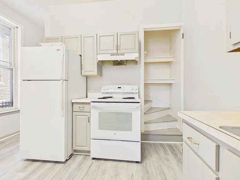 242 Harris St — Photo 3