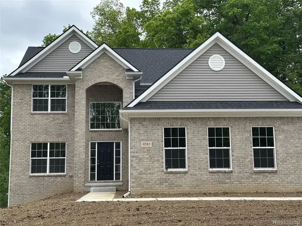 9585 Crown Ridge Dr, White Lake, MI 48386